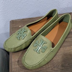 Tory Burch Lowell 2 Driver Tumbled Leather Daphne color size 9